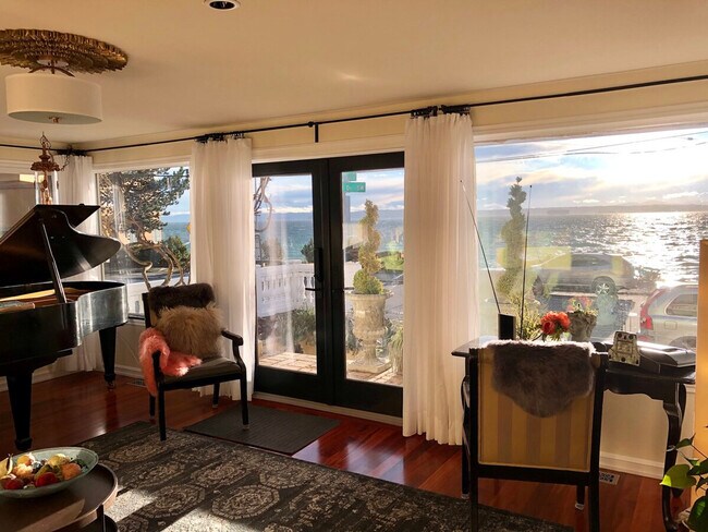 Building Photo - 4028 Beach Dr SW