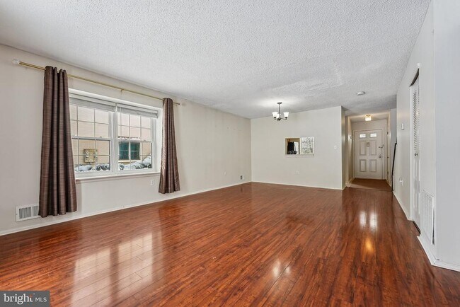 Building Photo - 8 Marsh Ct