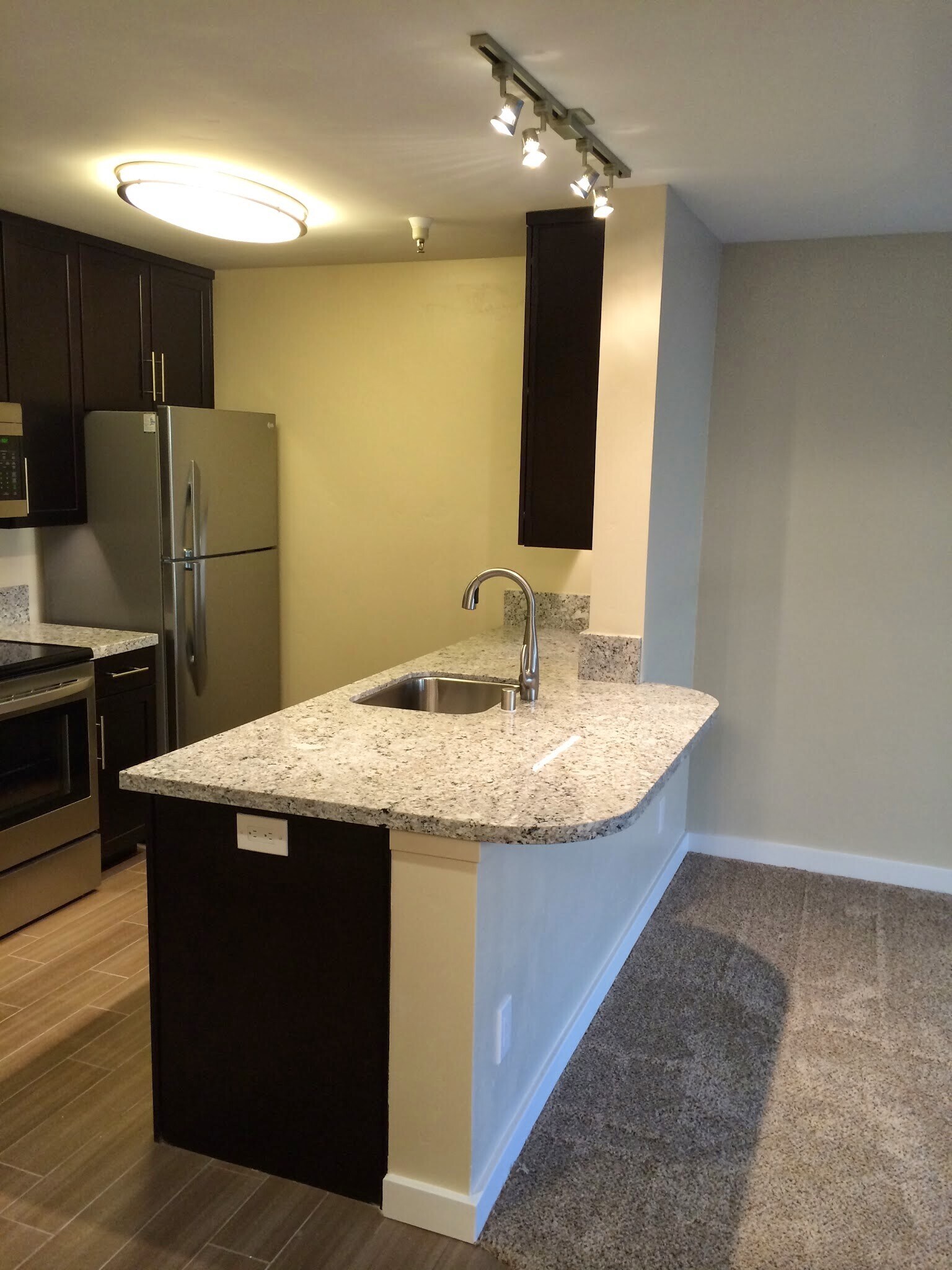 Kitchwn Island - 6400 Christie Ave