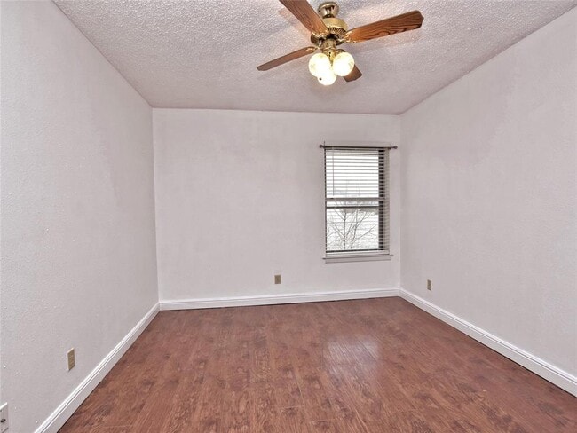 Building Photo - 2407 Versailles Dr