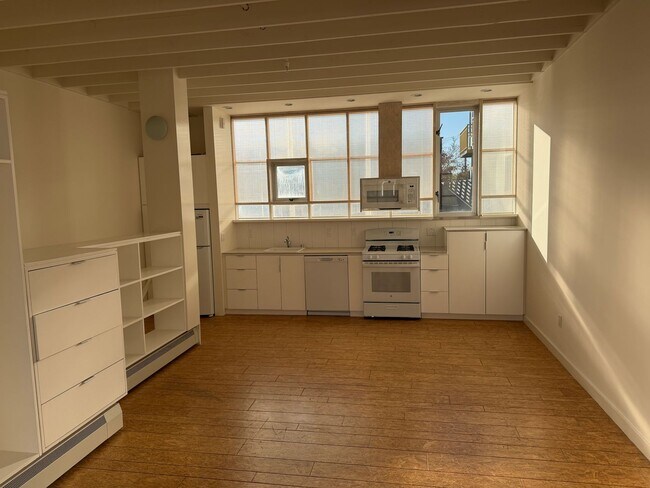 Building Photo - Bright Live-Work Studio & Tall Ceilings on Adeline in Oakland