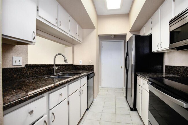 Building Photo - 1300 Augusta Dr