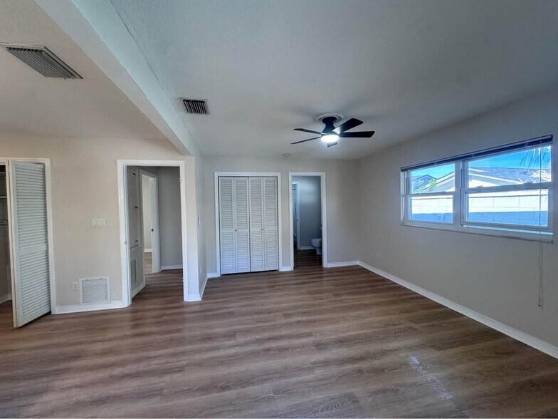 Building Photo - 5547 Kingswood Dr