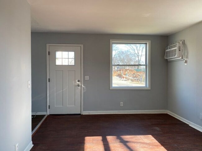 Building Photo - 2 Bed / 1 Bath Apartment on 2nd Ave - Walk Downtown!