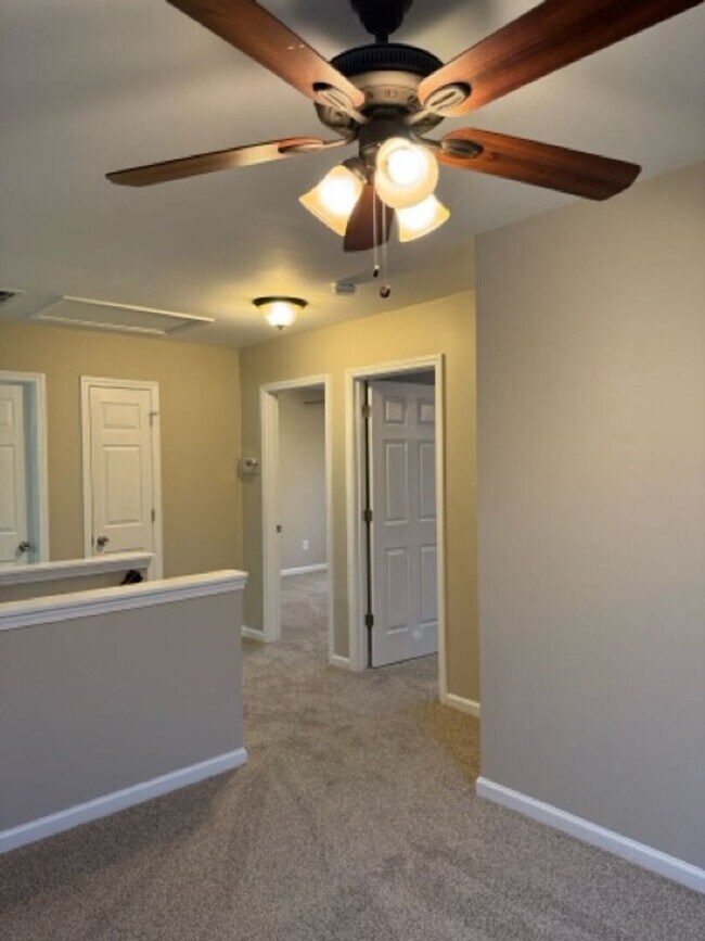 Building Photo - 3 Bedroom Townhouse with a Loft Area and a...