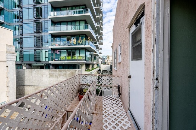 Building Photo - Spacious 1 Bed 1 Bath with Balboa Park Views