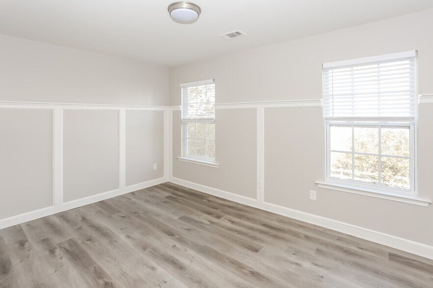 Building Photo - 3371 Streamside Dr