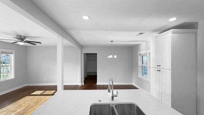 Building Photo - 1049 N Idlewild St