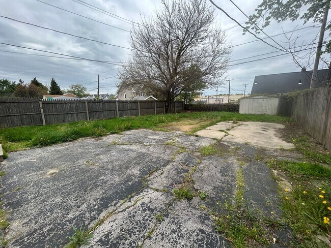 Building Photo - Charming 3-Bedroom Home in Peaceful West Toledo Neighborhood