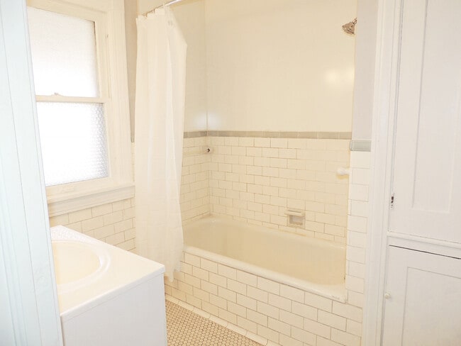 Building Photo - Impressively Renovated 4 Bedroom Cleveland Heights, Ohio Colonial for Rent!