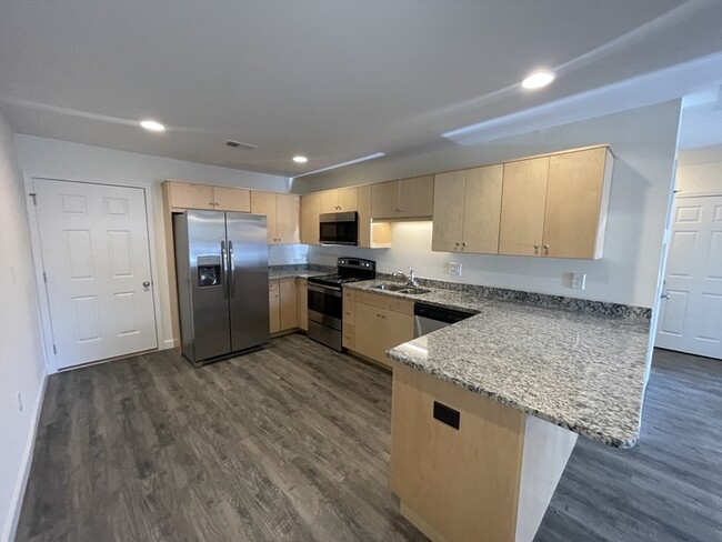 Building Photo - Duplex for Rent in peaceful settingnear De...