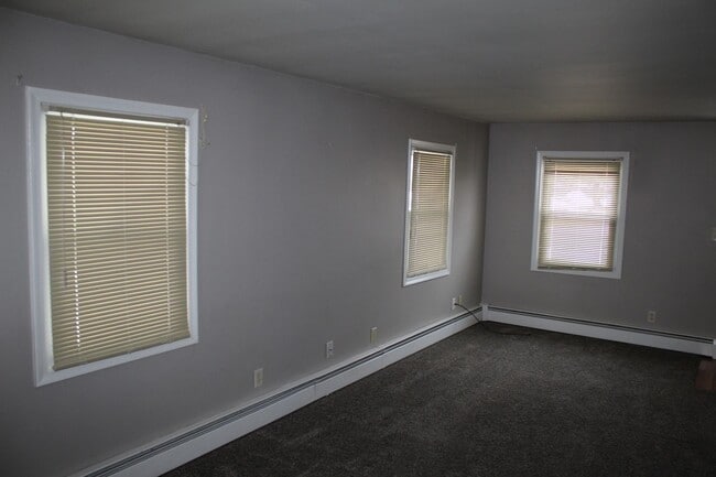 Building Photo - Available Now! 2 Bedroom 1 Bath home in Bu...