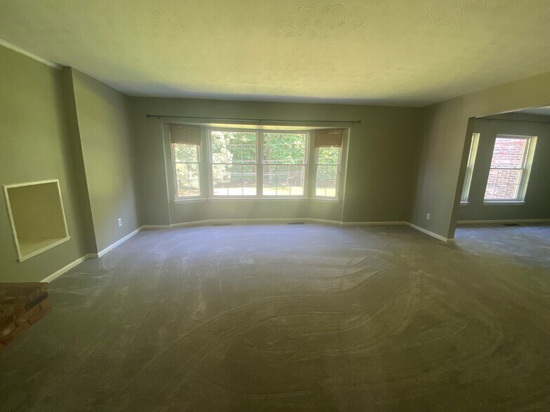 Building Photo - 6970 Carriage Hill Dr