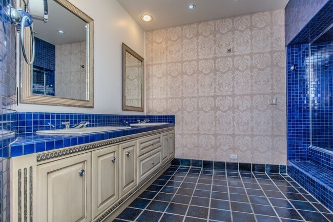 Building Photo - Extraordinary 5-Bed / 5-Bath Oceanfront Property in La Jolla!