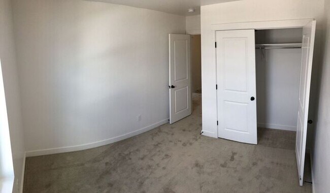 Building Photo - Beautiful Row End Townhouse w 2 car attached