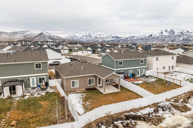 Building Photo - Light and Bright Brookside Home in Heber City