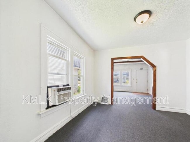 Building Photo - 533 Gage St