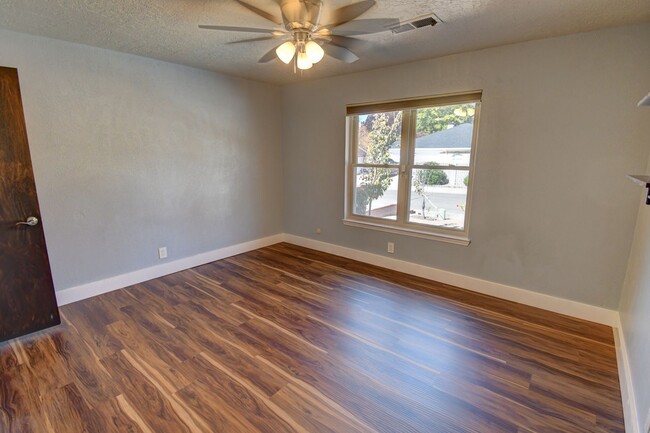 Building Photo - Beautiful Estate in the Heart of the NE Heights