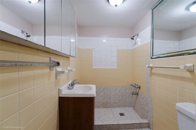 Building Photo - 166 E 17th St