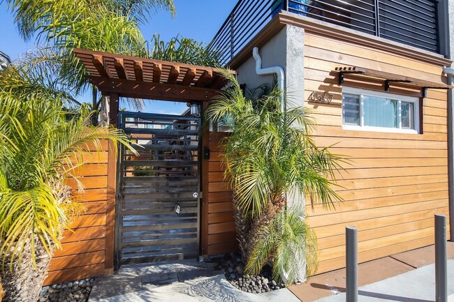 Building Photo - Gorgeous property! Cute Units!