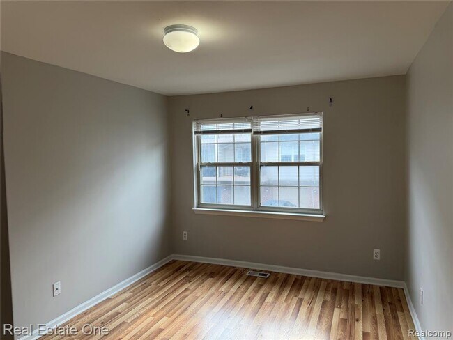 Building Photo - 29285 Glen Oaks Blvd E