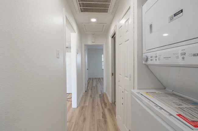 Building Photo - Beautifully Renovated 2-bedroom, 1-bathroom home!