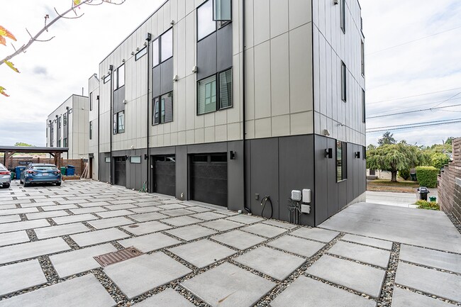 Building Photo - 8326 C 16TH AVE NW 98117