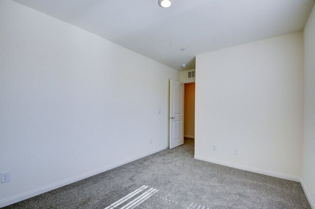 Building Photo - BRAND NEW BEAUTIFUL 4 BEDROOM!