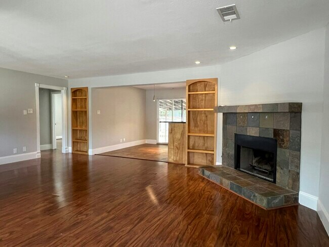 Building Photo - 1313 Casa Vale Dr