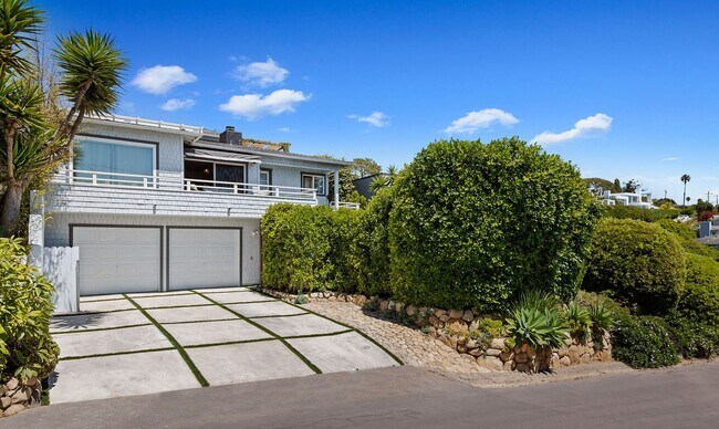 Building Photo - This beautiful Summerland home with ocean views is ready for YOU!