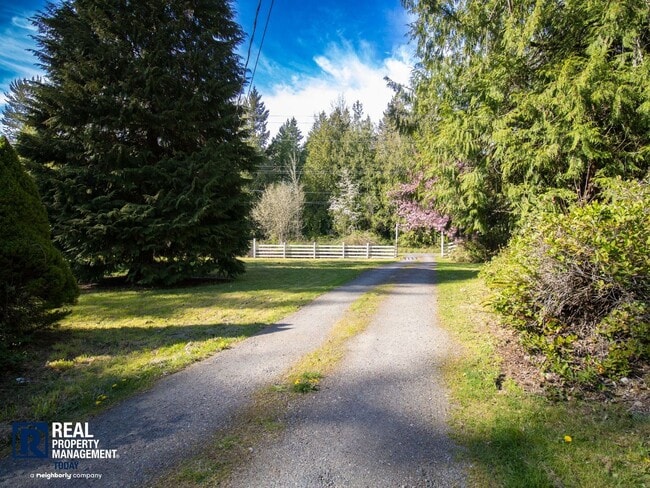 Building Photo - 2 Bed / 2 Bath Home with 4-Car Garage, Large Yard & RV Parking in Graham!