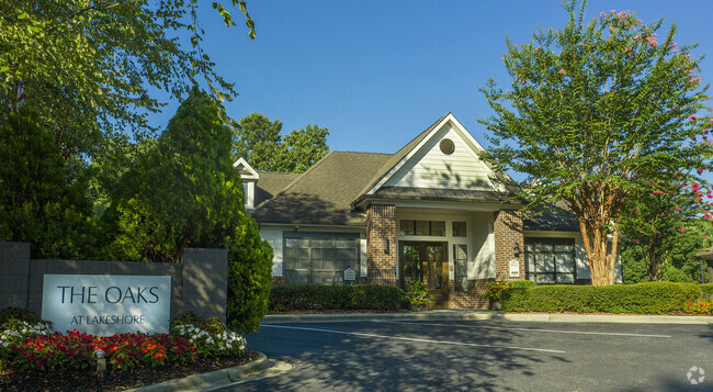 Building Photo - The Oaks at Lakeshore