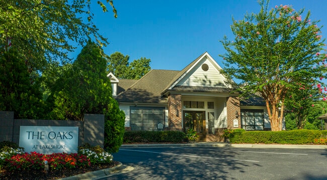 Building Photo - The Oaks at Lakeshore