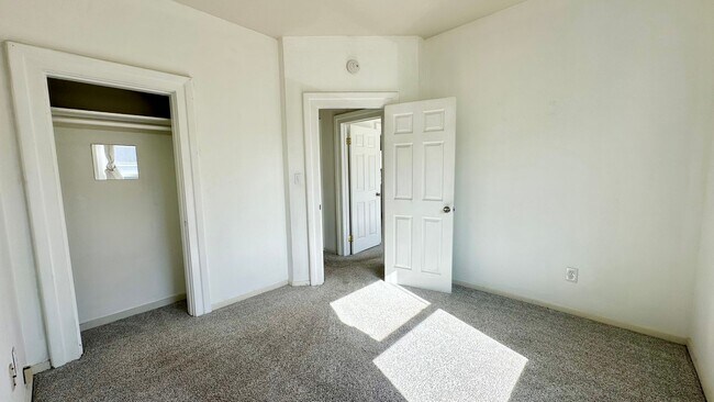 Building Photo - Spacious Upper Unit of a Duplex in Downtown Oakland w/ Shared Yard