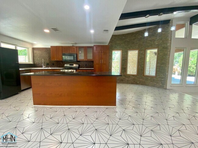 Building Photo - Gorgeous gem! 4 bed/2 bath single-story ho...