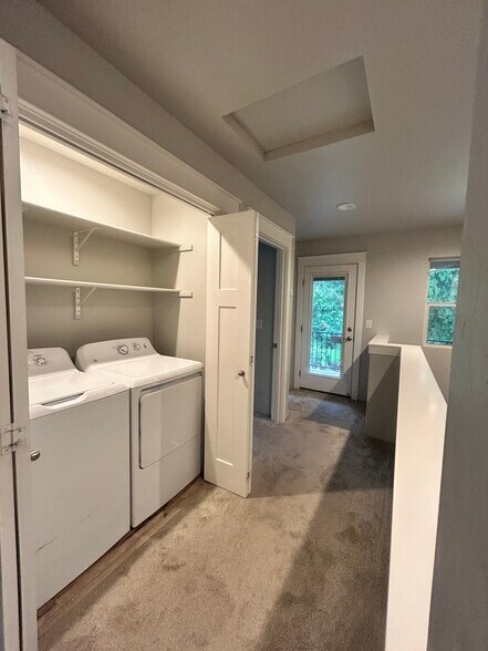 Laundry riom - 206 N Shasta Ave