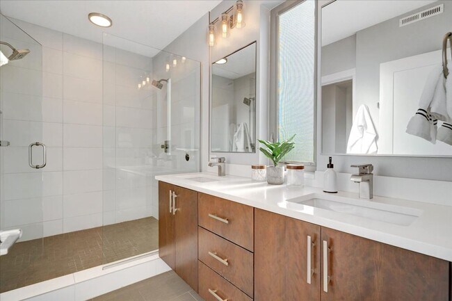 Building Photo - $500 off first month! Spacious, light-fill...