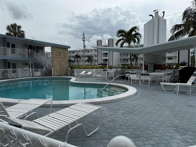 Building Photo - 1110 N Riverside Dr