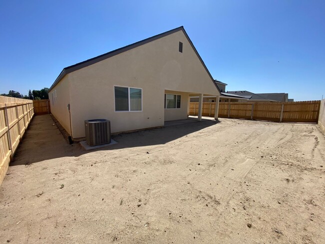 Building Photo - NE Visalia home Available soon!