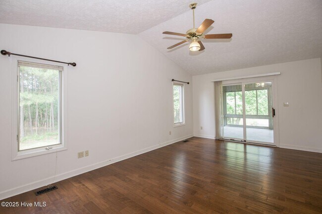 Building Photo - 1205 Greenbriar Dr