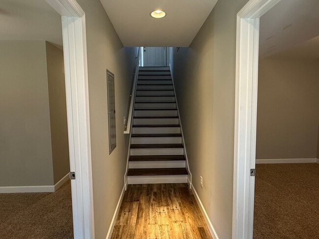 Building Photo - Spacious 3 Bedroom, 3.5bath in central Joh...