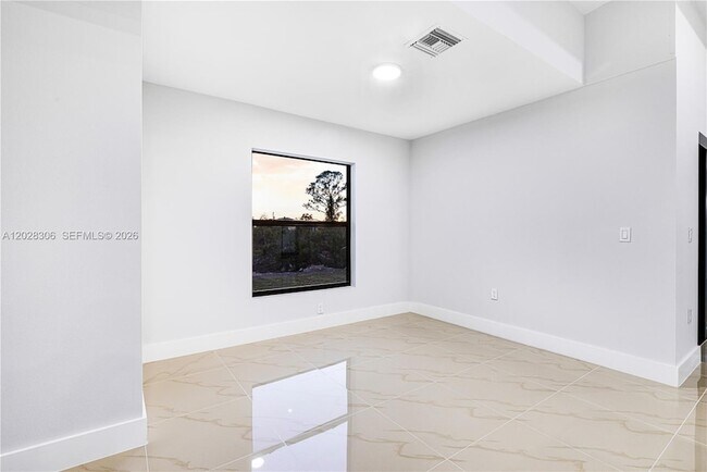 Building Photo - 450 Mercedes Ct