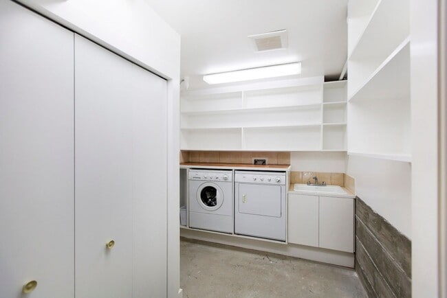 Building Photo - Sunny Apartment in Elmwood Neighborhood