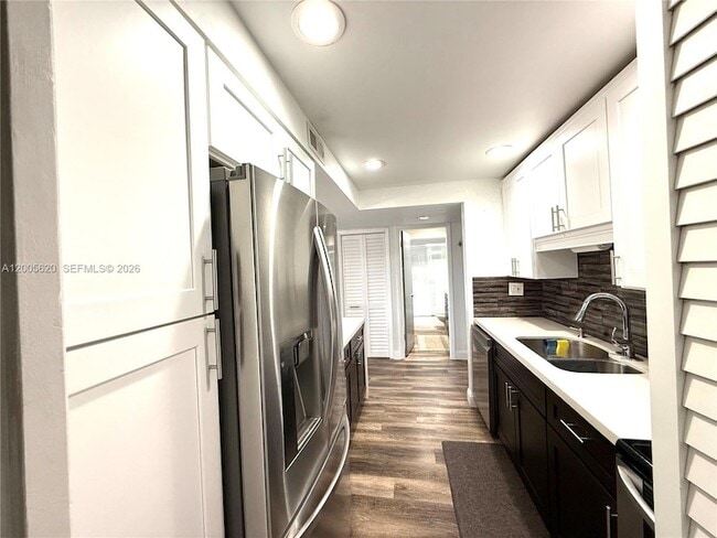 Building Photo - 230 Lakeview Dr