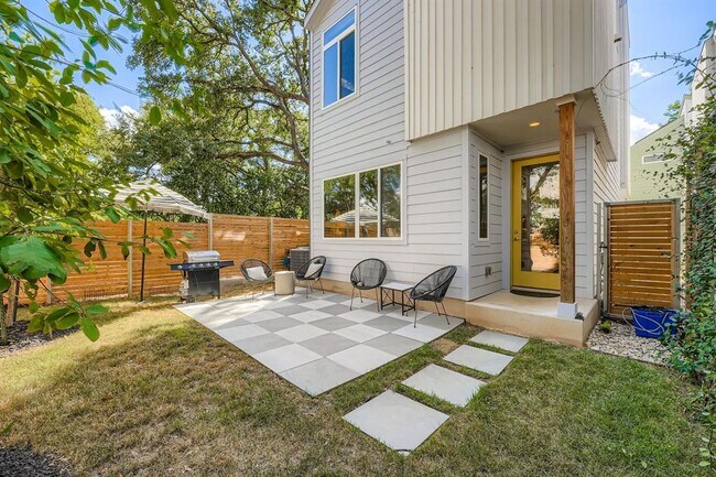 Building Photo - 814 N Bluff Dr