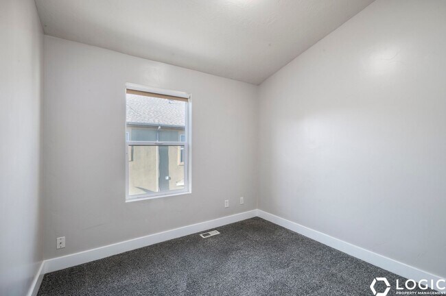 Building Photo - 153 Monifieth Pl