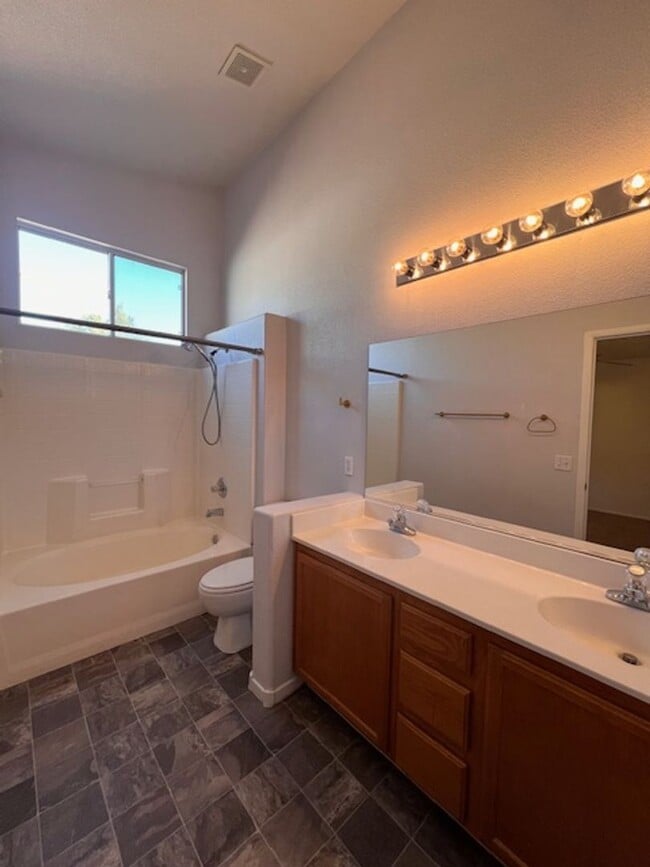 Building Photo - 3bed/2bath single story house with spaciou...