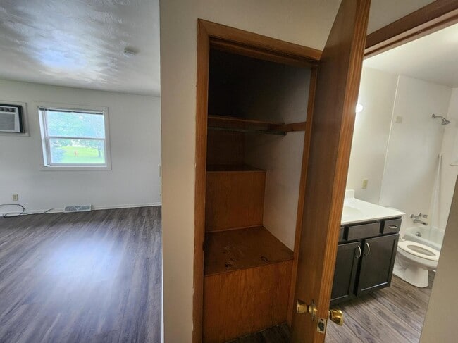 Building Photo - 1611 Crescent St