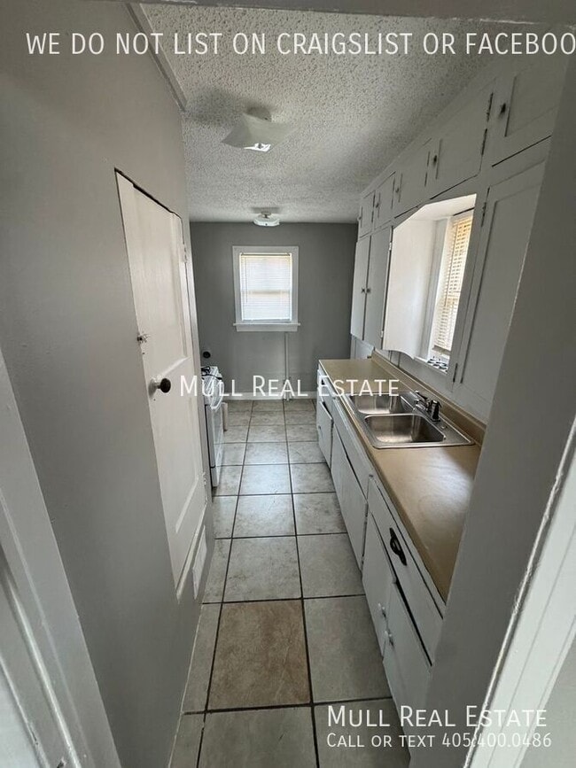 Building Photo - 825 NE 24th St