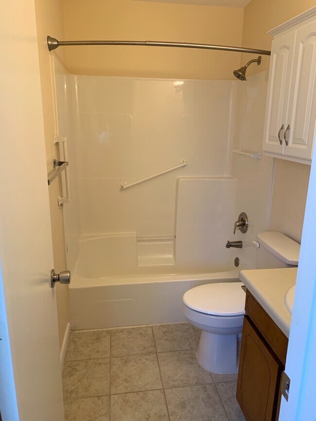 Building Photo - Charming 3Bed/2Ba Home, Conveniently Located in Lynn Haven! *1/2 OFF Security Deposit for Active-...